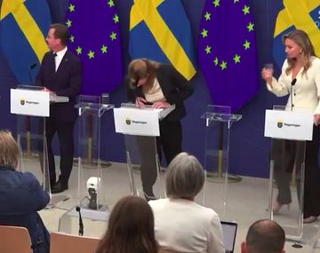 Suecia estrenó ministra de Salud pero la funcionaria se desmayó en medio de su primera conferencia de prensa