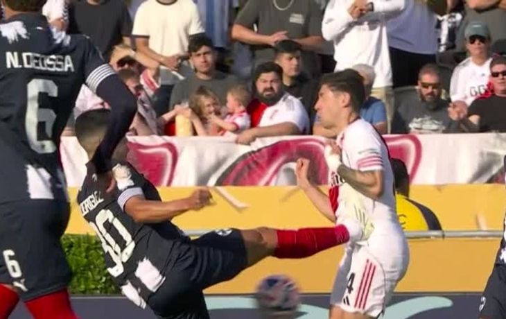 Polémica en Los Ángeles por la terrible patada a Gonzalo Montiel: ¿era para roja?