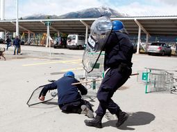 Por los asaltos, unos 20 policías resultaron heridos