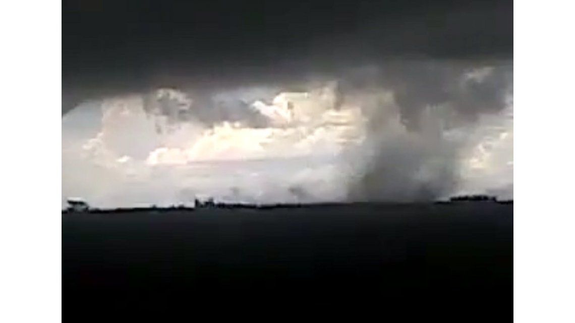 Temporal en Córdoba filman el paso de un tornado en una zona rural