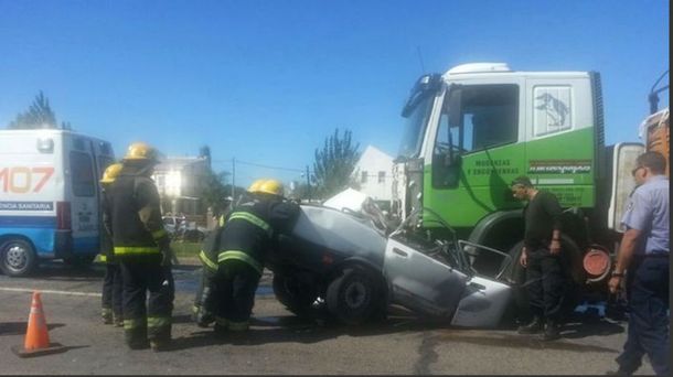 Tragedia en Rosario: Cinco personas murieron en un choque entre un auto y un camión