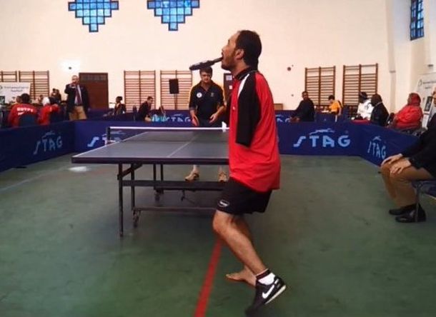 Increíble: un jugador de ping pong que no tiene brazos