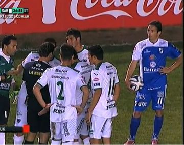 El árbitro del Superclásico protagonizó una polémica en la B: mirá el video