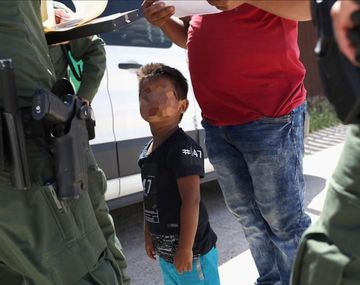 Los niños son apartados violentamente de sus padres en la frontera