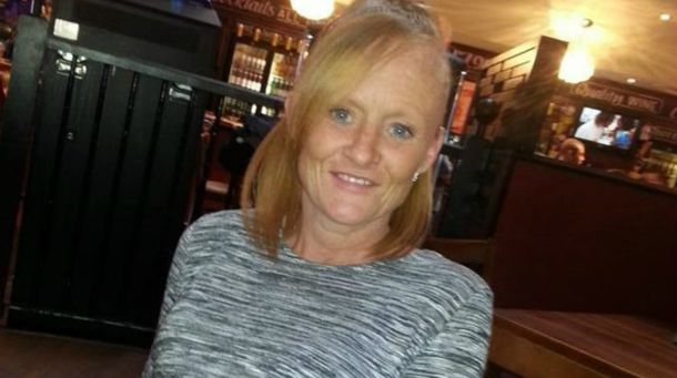 Abandonó a su hijo en un cochecito a la intemperie