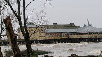 ceso alerta por sudestada y lluvias intensas: lentamente las crecidas de los rios van bajando ceso alerta por sudestada y lluvias intensas: lentamente las crecidas de los rios van bajando
