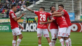 Los jugadores del Globo celebran un triunfo que vale 6 puntos Los jugadores del Globo celebran un triunfo que vale 6 puntos
