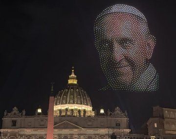 Miles de drones iluminaron el Vaticano para homenajear al papa Francisco