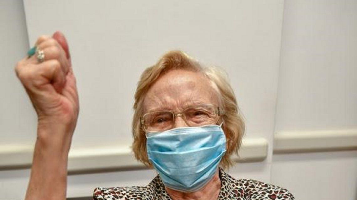 Lo logré: el festejo de Elsa Nélida Alonso, la cañuelense de 90 años que se convirtió en vacunada 1 millón