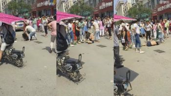 un grupo de mujeres ataco a patadas a la supuesta amante de sus maridos un grupo de mujeres ataco a patadas a la supuesta amante de sus maridos