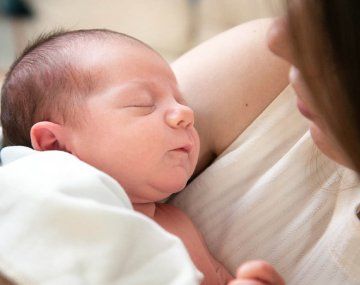 Amplían la licencia por maternidad y paternidad para estatales bonaerenses