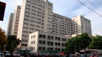 desalojaron el hospital de clinicas por una amenaza de bomba desalojaron el hospital de clinicas por una amenaza de bomba