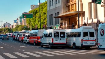 Choferes de combi hacen un piquete en 9 de Julio y Belgrano Choferes de combi hacen un piquete en 9 de Julio y Belgrano