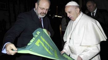 El Papa recibió la camiseta de Chapecoense El Papa recibió la camiseta de Chapecoense