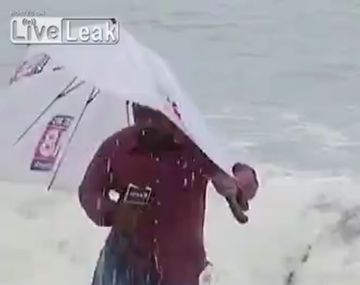 El presentador al que lo tapó una ola