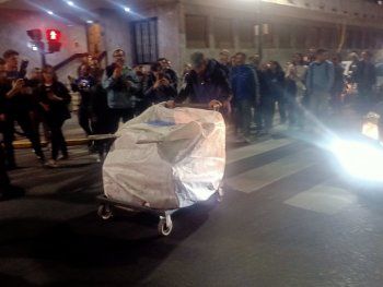 Grabois ingresó avales a la sede del PJ en un carro de cartonero