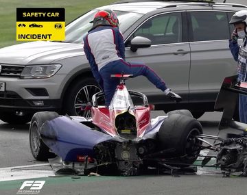 Impactante choque en la Fórmula 3: un auto quedó partido en dos