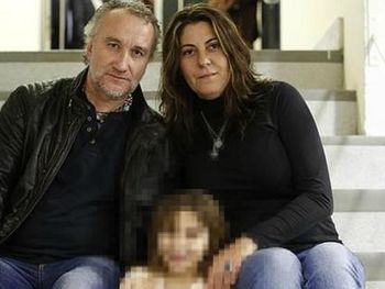 Nadia junto a sus padres, detenidos por estafa Nadia junto a sus padres, detenidos por estafa
