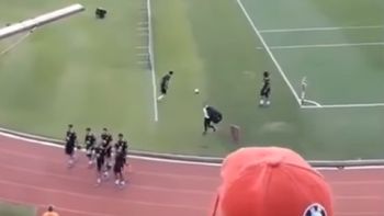 el tiro imposible de neymar en un entrenamiento de brasil el tiro imposible de neymar en un entrenamiento de brasil