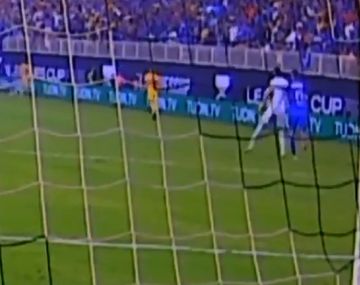 Perdió la cabeza y lo expulsaron: brutal codazo de Nahuel Guzmán en México