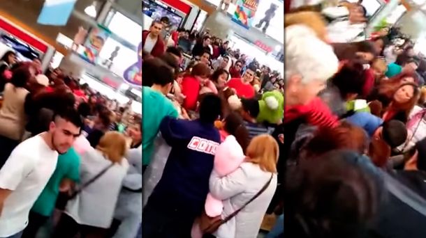 Así se pelean clientes de un supermercado por osos de peluches