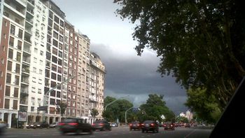 La tormenta desde la avenida Libertador La tormenta desde la avenida Libertador