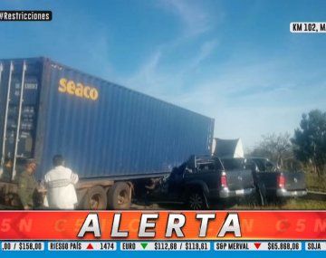 Accidente en la ruta 12: dos personas murieron aplastadas por un camión