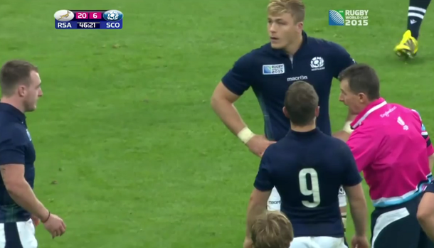 Un árbitro de rugby mandó a jugar al fútbol a un escocés que simuló en pleno partido