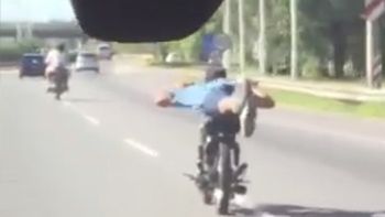 mira como viajaba un joven en moto mira como viajaba un joven en moto