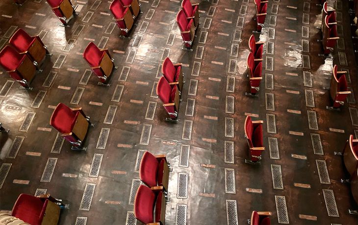 El teatro alem&aacute;n Berliner Ensemble que fue reformado para que los asistentes tomen distancia