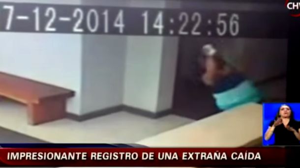 Una mujer asegura que cayó al piso porque la empujó un fantasma