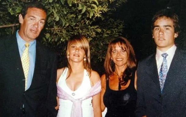 Nora Dalmasso junto a su esposo e hijos. Nora Dalmasso junto a su esposo e hijos.