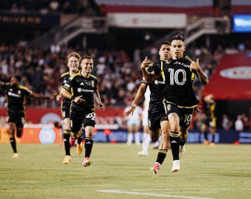 Video: el increíble golazo desde 60 metros de Lucas Zelarayán en la MLS