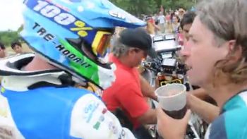 con fernet y mucha pasion, fanaticos arreglaron motos del dakar en plena carrera con fernet y mucha pasion, fanaticos arreglaron motos del dakar en plena carrera