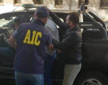 Momento en el que detenían a Germán Ponce, uno de los imputados. (Foto gentileza: Rosario Plus)