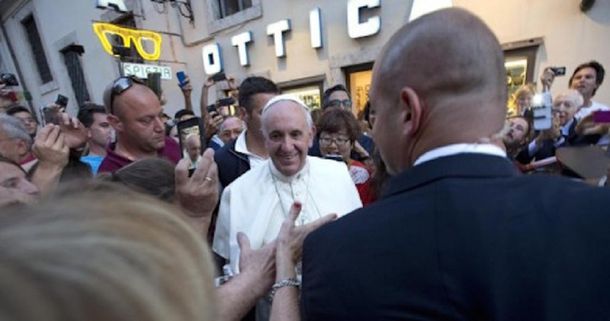 El Papa sorprendió a todos y fue a renovar sus lentes a una óptica en Roma