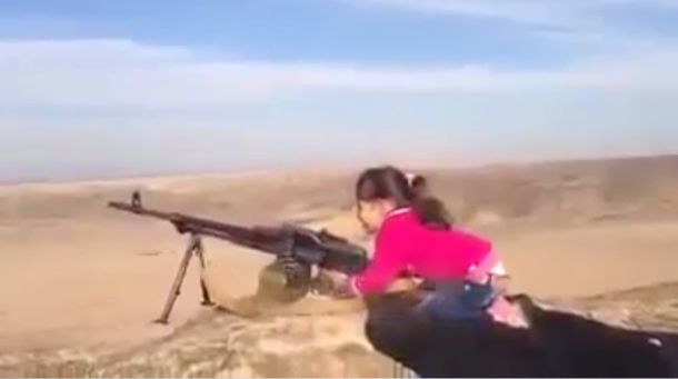 Filman a una nena kurda atacando posiciones de Isis con una enorme ametralladora