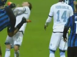 zafo de milagro: brutal patada a un jugador de la seleccion argentina zafo de milagro: brutal patada a un jugador de la seleccion argentina