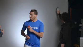 a puro baile: tevez volvio a mostrar sus pasos para una publicidad a puro baile: tevez volvio a mostrar sus pasos para una publicidad