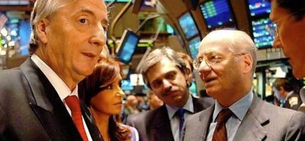 Néstor Kirchner junto a su comitiva en Wall Street Néstor Kirchner junto a su comitiva en Wall Street