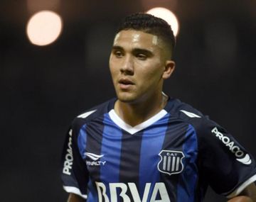 Emanuel Bebelo Reynoso con la camiseta de Talleres