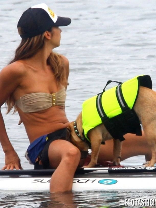 Leilani Dowding estuvo acompañada por su mascota pícara