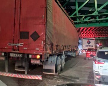 Caos en la avenida Lugones por un camión que quedó atascado bajo un puente
