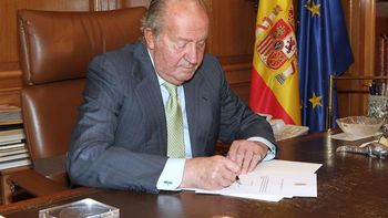 abdica el rey de espana juan carlos en favor de su hijo, el principe felipe abdica el rey de espana juan carlos en favor de su hijo, el principe felipe