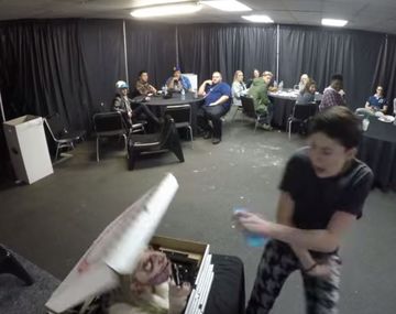 Zombie dentro de caja asusta a hambrientos