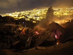 Ascienden a once los muertos por el voraz incendio forestal en Valparaíso