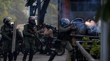 Militares chocaron con opositores a Nicolás Maduro Militares chocaron con opositores a Nicolás Maduro