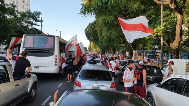 Los hinchas de River, en caravana al estadio Monumental