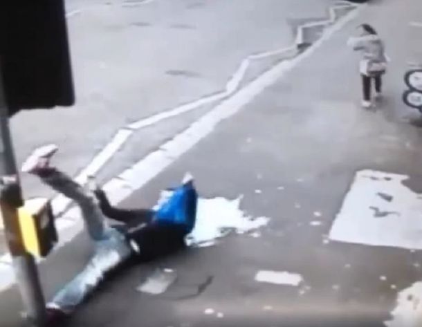 Se dio terrible golpe por mirarle la cola a una mujer&nbsp;