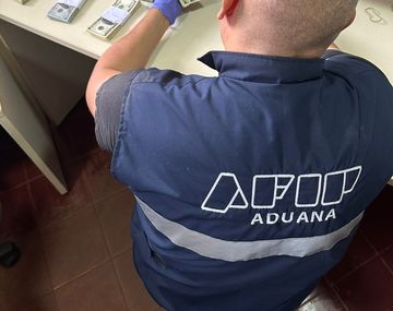 Descubren dólares sin declarar en frontera de Argentina con Brasil